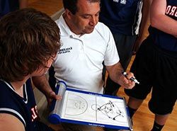 Samarbejd med spansk træner på træningslejr i basketball i Barcelona, Spanien