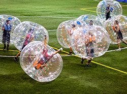 Lattervækkende Bubble fodbold i Barcelona, Spanien!