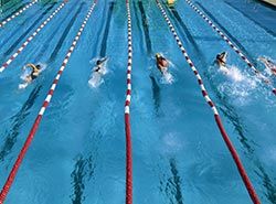 Deltag i svømmestævner i Spanien, på træningslejr svømning i Barcelona