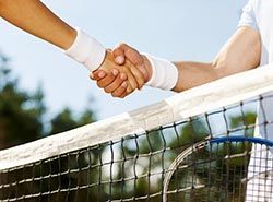 Spil kampe mod spanske tennisspillere på træningslejr i tennis i Barcelona, Spanien