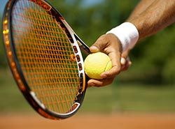 Samarbejd med spansk træner på træningslejr i tennis i Barcelona, Spanien